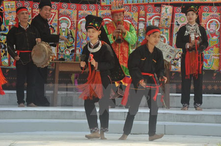 Một điệu múa trong phần hội của lễ cầu mùa.